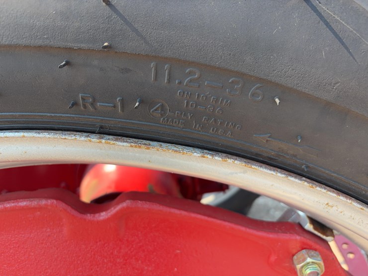 1952-farmall-super-av-tractor-image-13