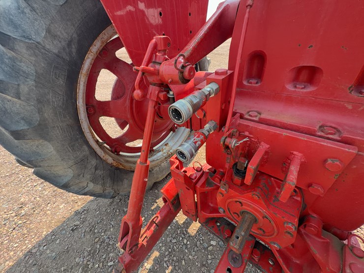 1965-ihc-farmall-656-tractor-image-19