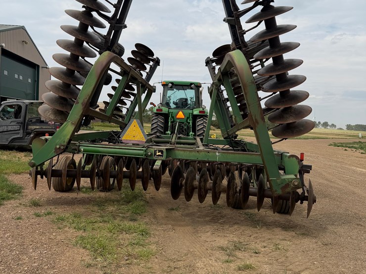 john-deere-335-image-1