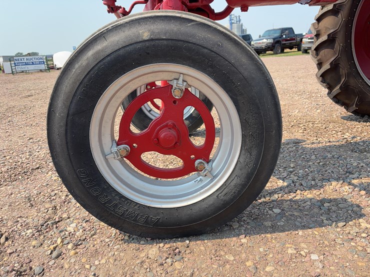 1952-farmall-super-av-tractor-image-9