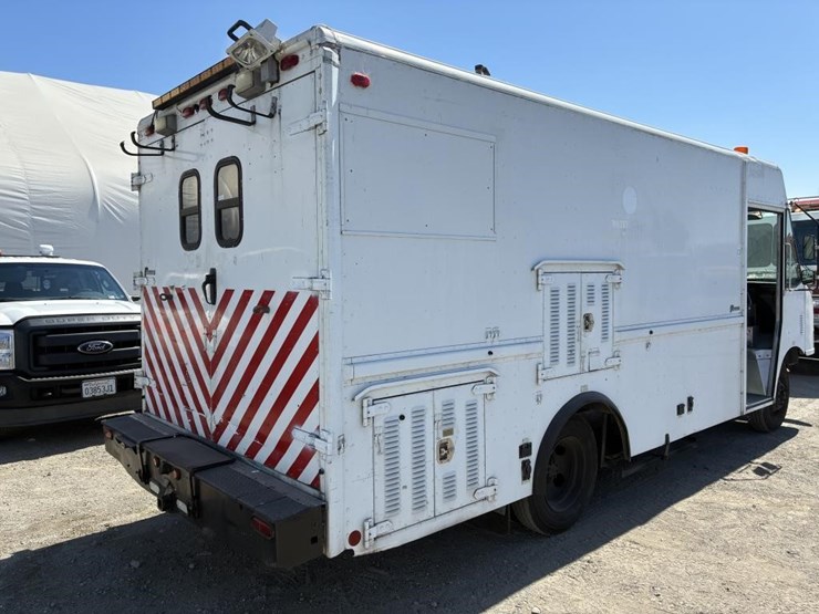 2002-workhorse-p42-image-3