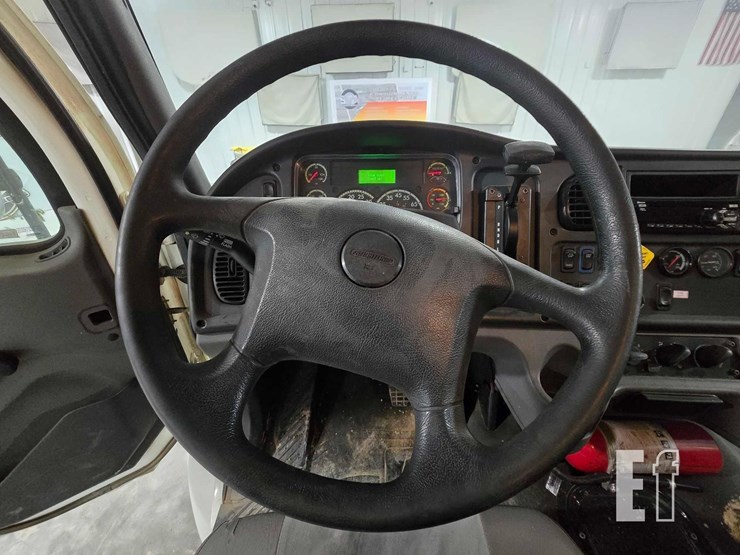 2020-freightliner-business-class-m2-106-image-10