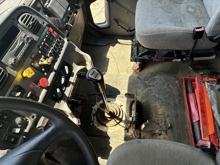 2013-freightliner-114sd-image-27