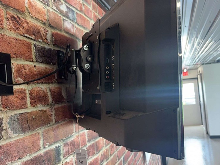 32''-roku-tv-with-mounting-bracket-image-3