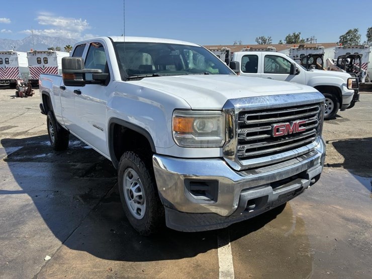 2016-gmc-sierra-2500-image-2
