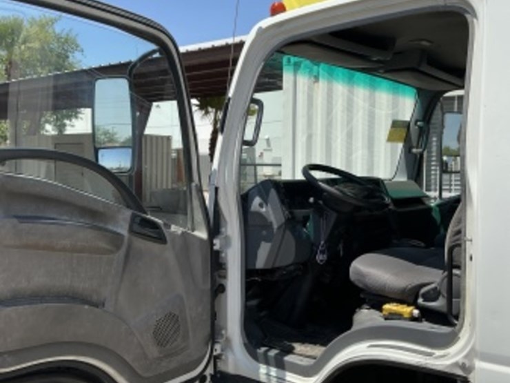 2009-isuzu-npr-image-27