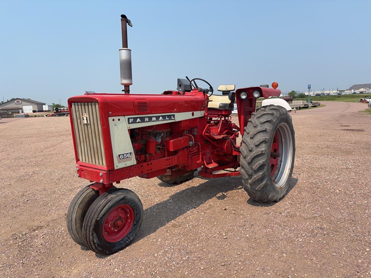1965-ihc-farmall-656-tractor-image-1