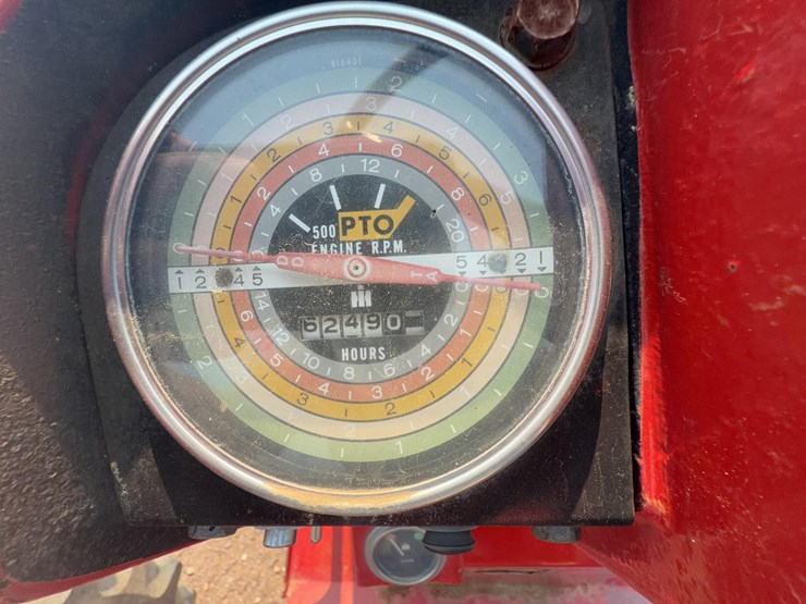 1965-ihc-farmall-656-tractor-image-29