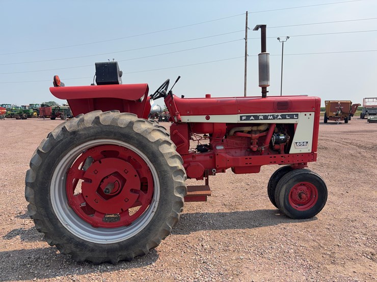 1965-ihc-farmall-656-tractor-image-3