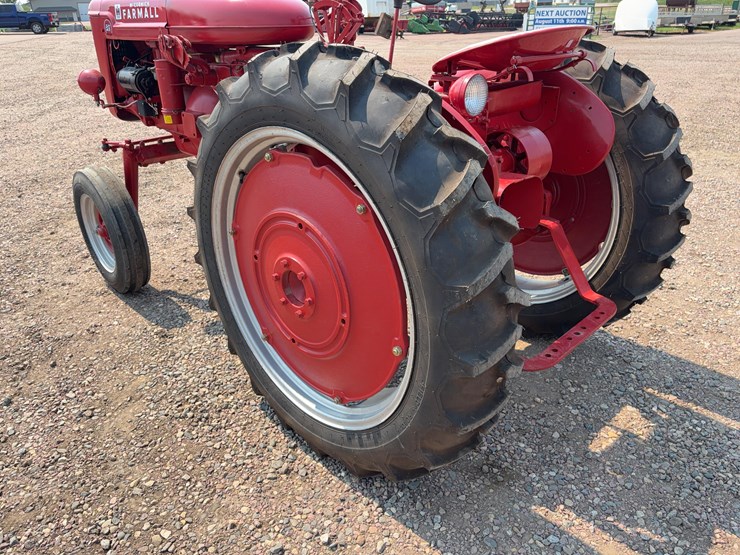 1952-farmall-super-av-tractor-image-14