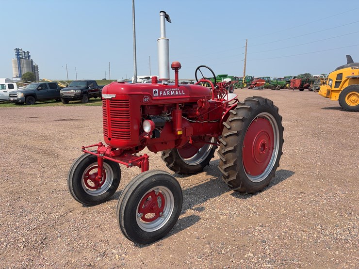 1952-farmall-super-av-tractor-image-1