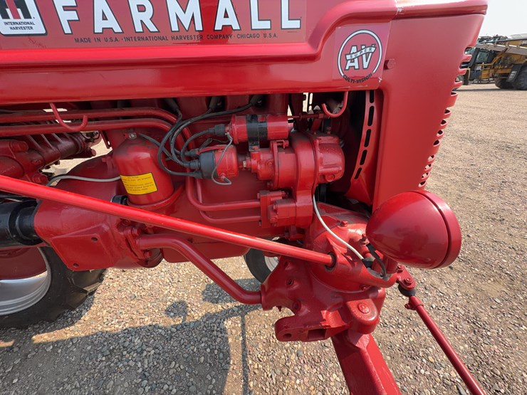 1952-farmall-super-av-tractor-image-28