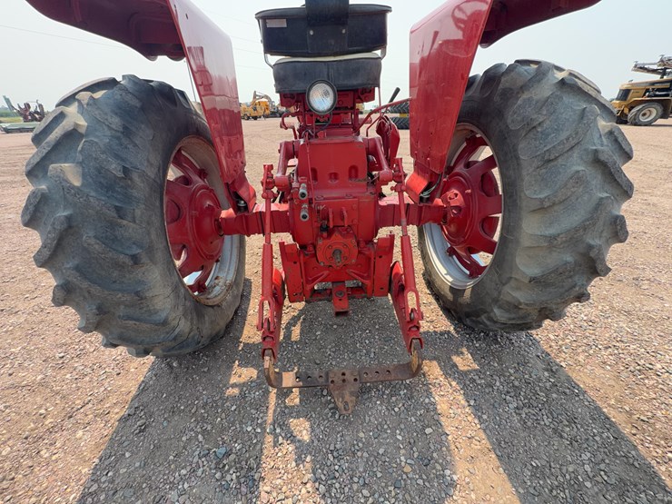 1965-ihc-farmall-656-tractor-image-18