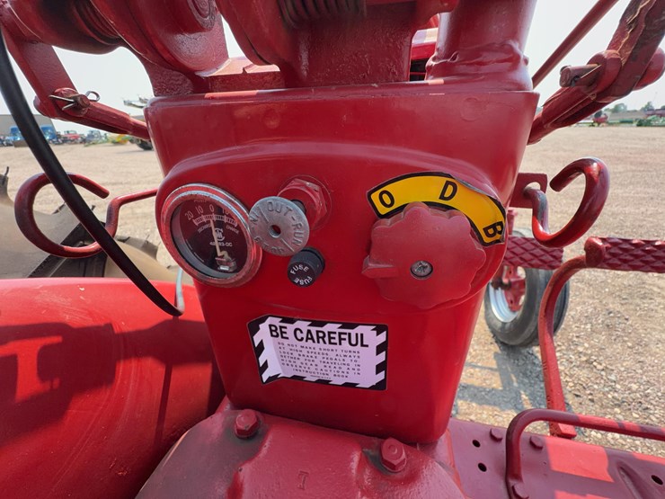 1952-farmall-super-av-tractor-image-23