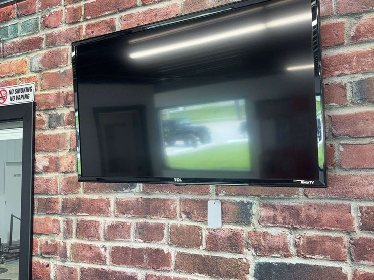 32''-roku-tv-with-mounting-bracket-image-1