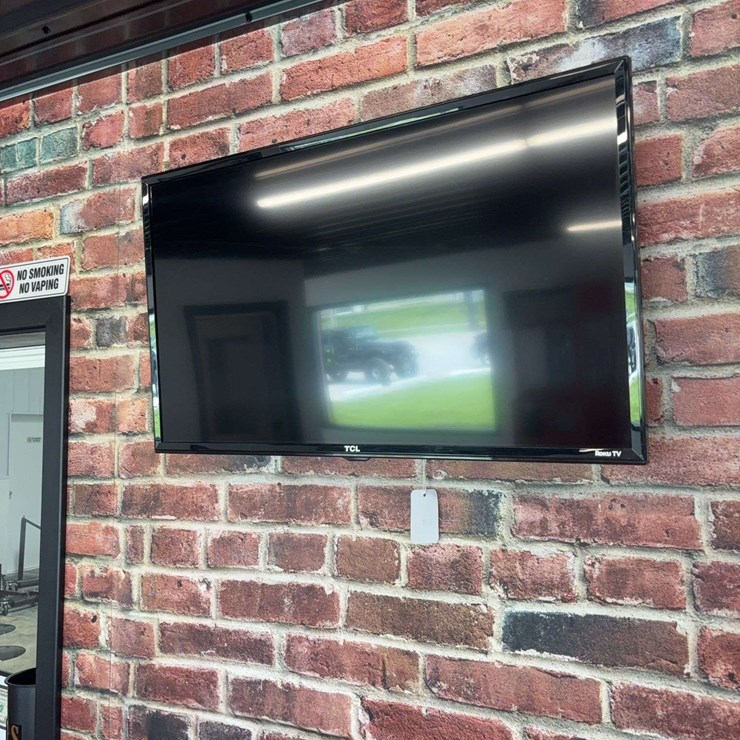 32'' Roku TV with Mounting Bracket