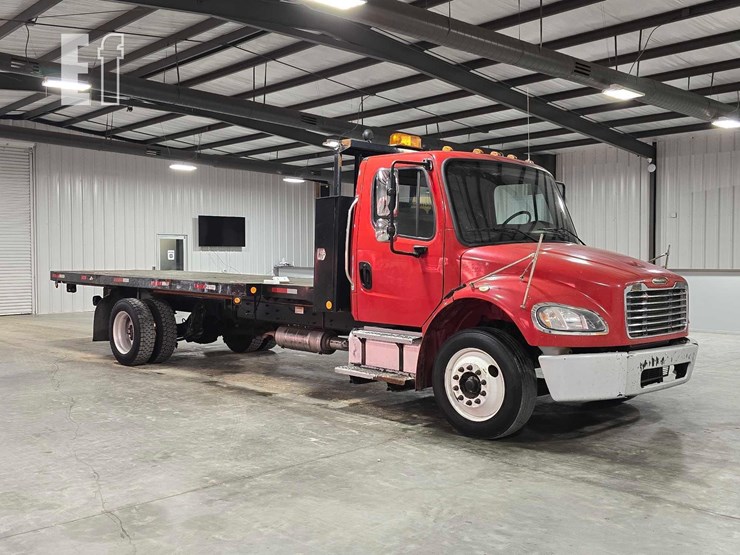 2015-freightliner-business-class-m2-106-image-2