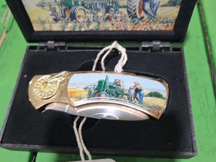 john-deere-pocket-knife-and-case-image-3
