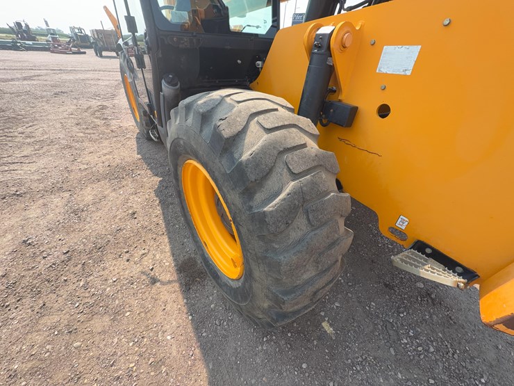 2011-jcb-510-56-image-18