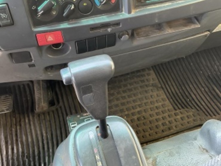 2009-isuzu-npr-image-24