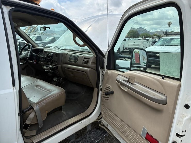 2002-ford-f550-image-18