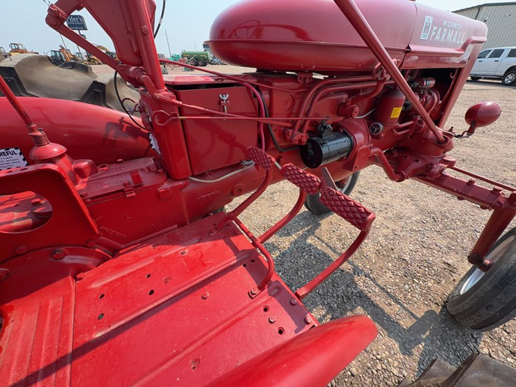 1952-farmall-super-av-tractor-image-19