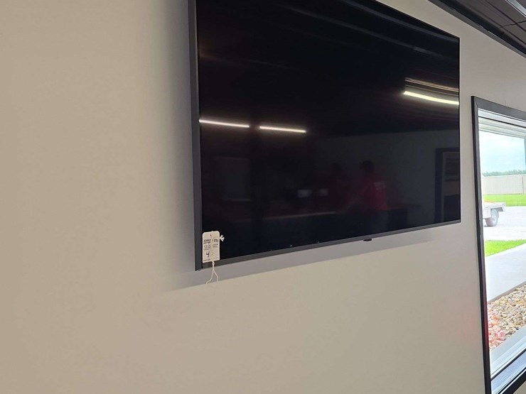 55''-smart-tv-with-bracket-image-2