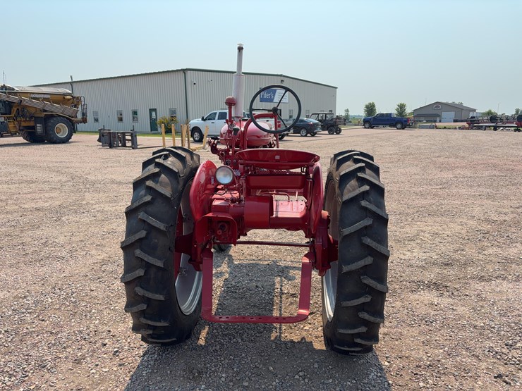 1952-farmall-super-av-tractor-image-6