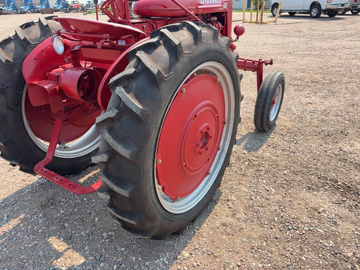 1952-farmall-super-av-tractor-image-15
