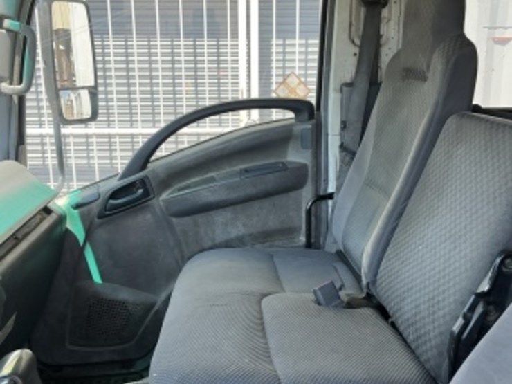 2009-isuzu-npr-image-25