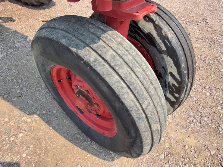 1965-ihc-farmall-656-tractor-image-10