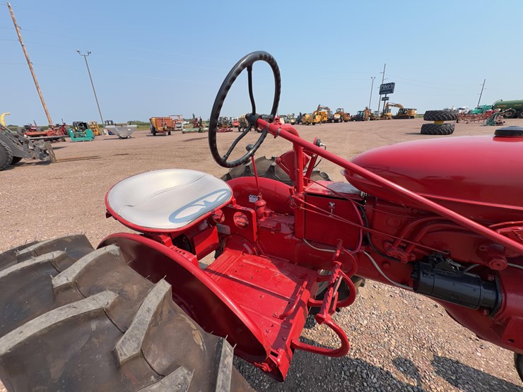 1952-farmall-super-av-tractor-image-18