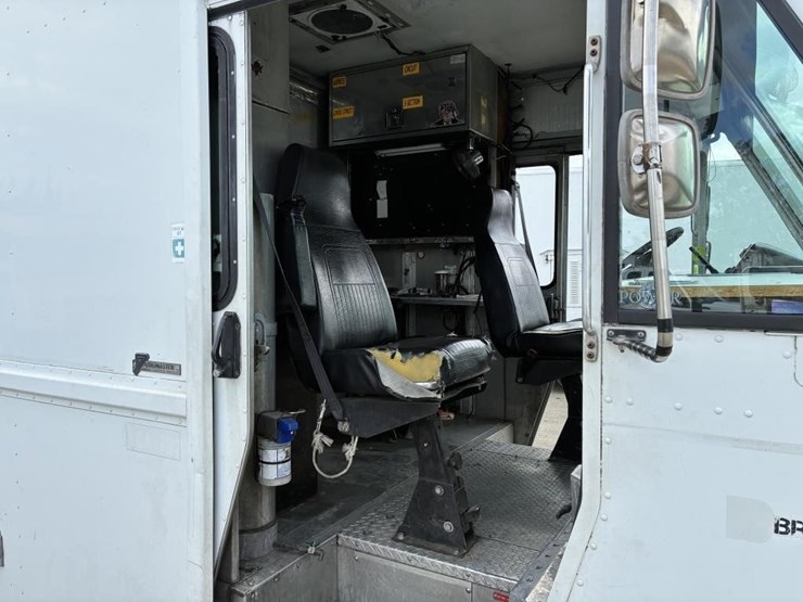 2002-workhorse-p42-image-16