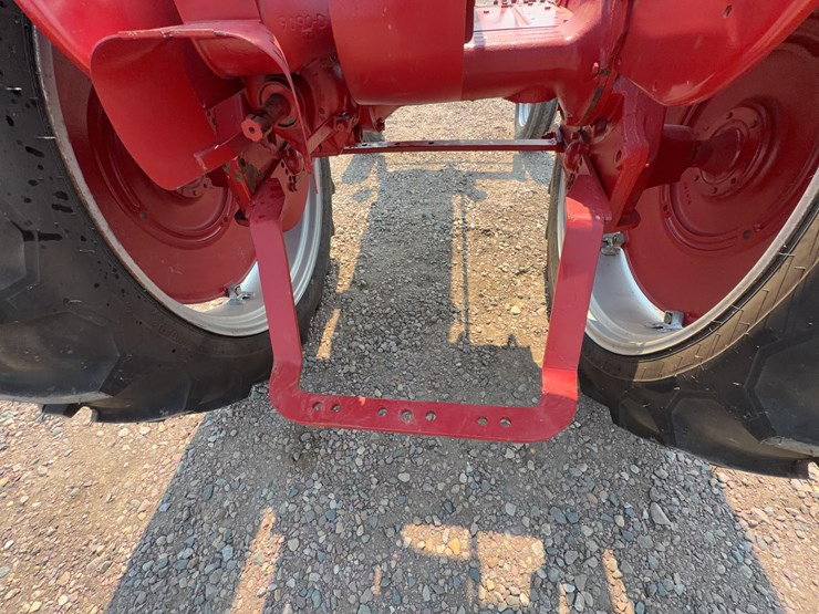 1952-farmall-super-av-tractor-image-17