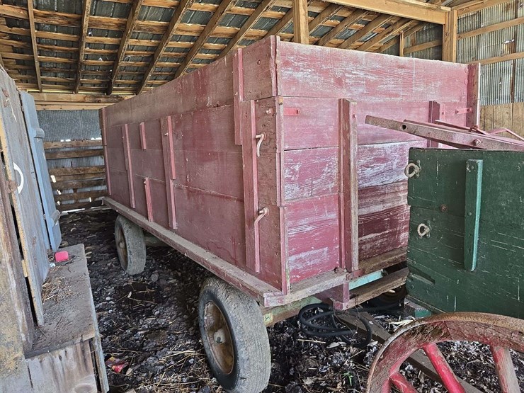 wooden-barge-wagon-on-john-deere-gear-image-4
