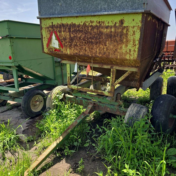 Paker 2100 gravity wagon on JD gear