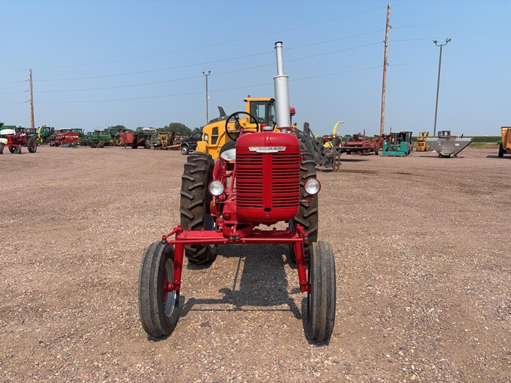 1952-farmall-super-av-tractor-image-2