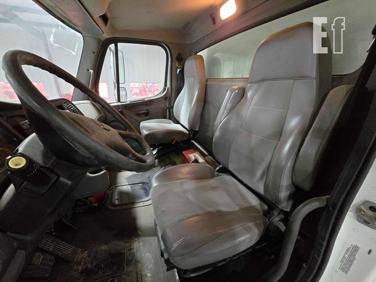 2020-freightliner-business-class-m2-106-image-9