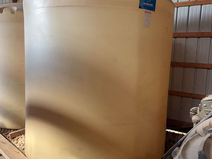 2500-gallon-ace-rot0-mold-poly-tank-image-1