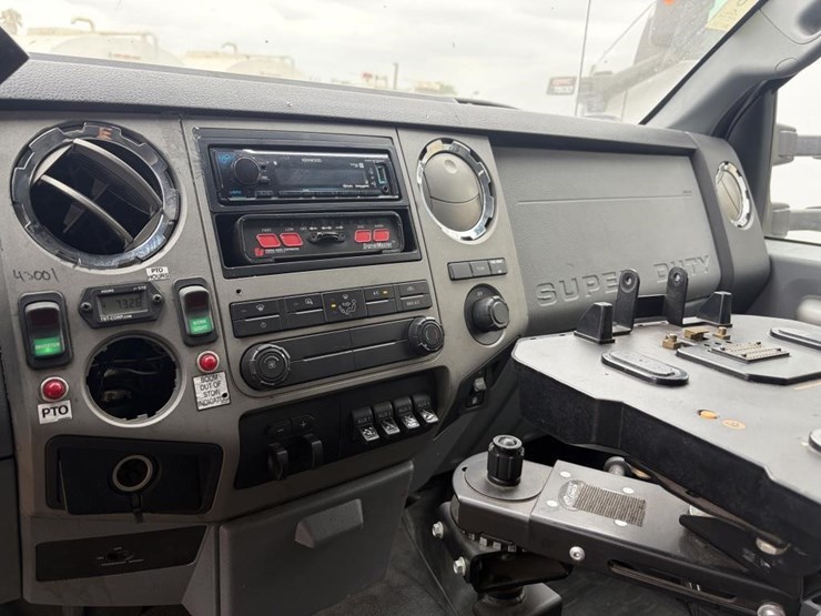 2015-ford-f550-xlt-image-28