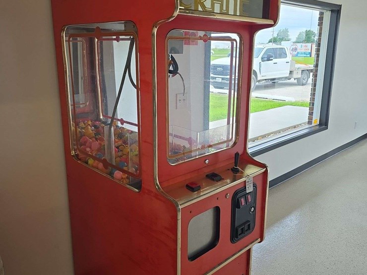 vintage-skill-crane-machine,-takes-quarters-image-3
