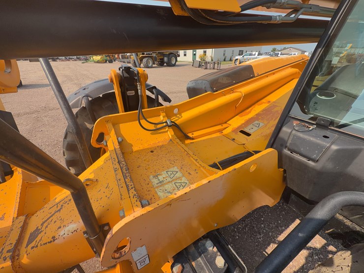 2011-jcb-510-56-image-13