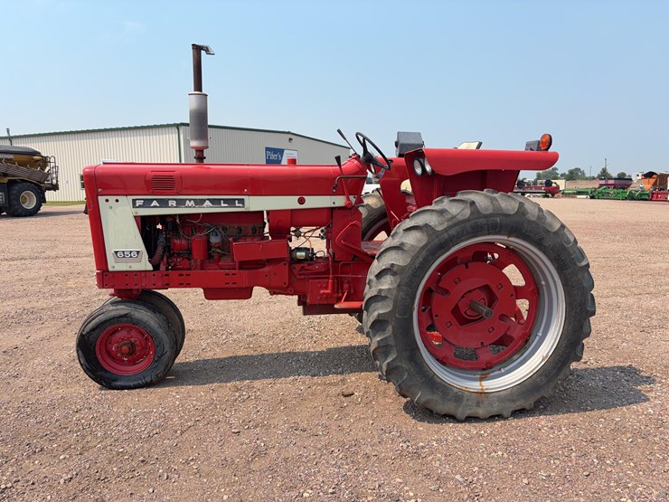 1965-ihc-farmall-656-tractor-image-7