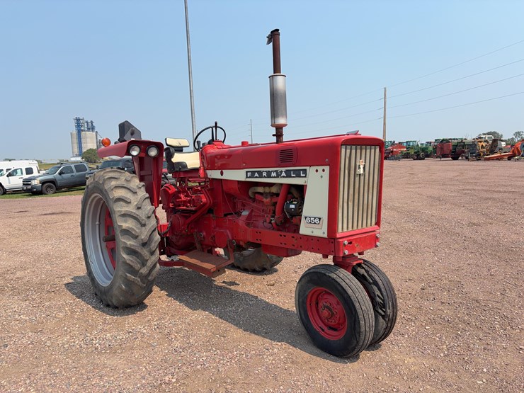 1965-ihc-farmall-656-tractor-image-2