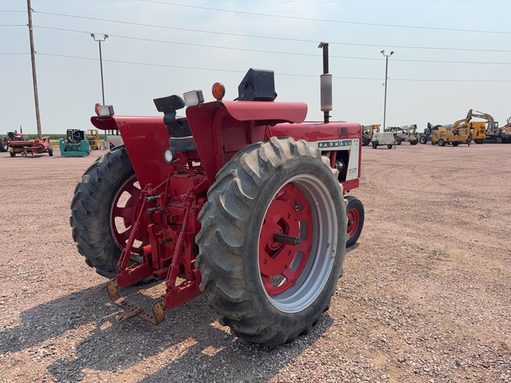1965-ihc-farmall-656-tractor-image-4