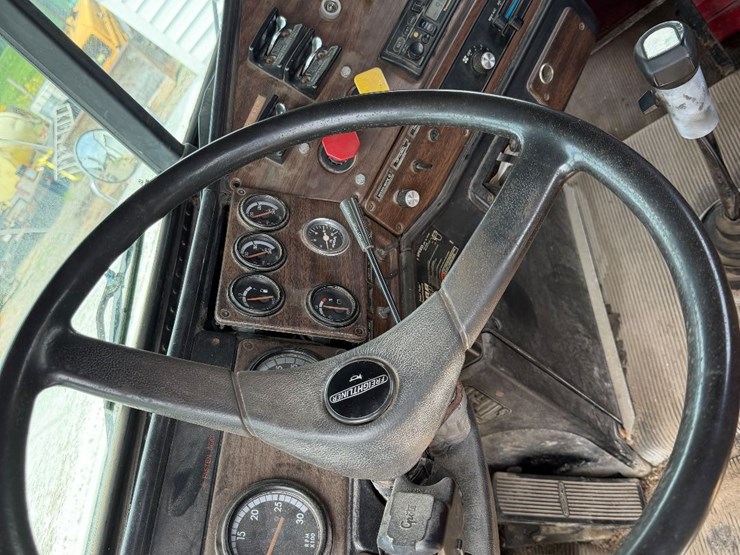 1993-freightliner-fld120-image-7