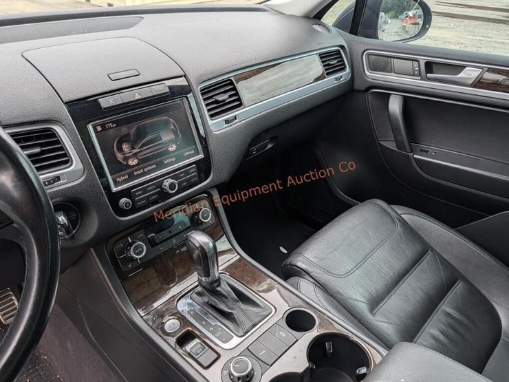 2013-volkswagen-touareg-image-15