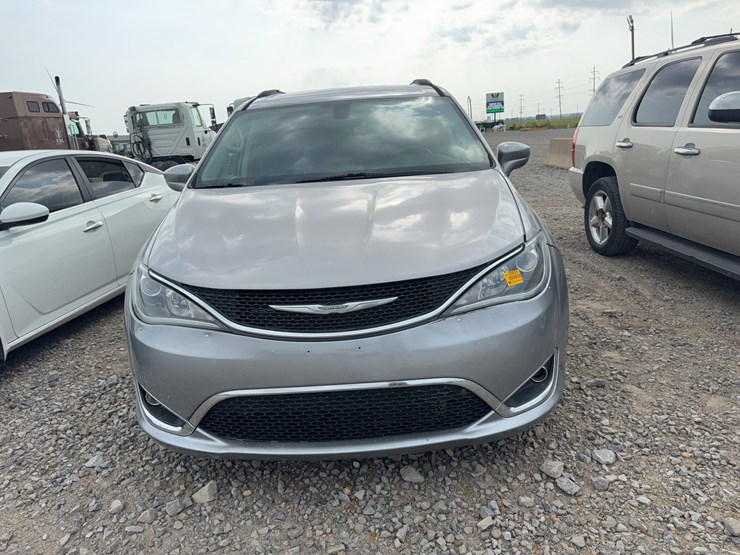 2017-chrysler-pacifica-image-2