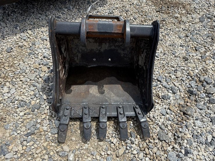 bobcat-24”-excavator-bucket-image-1