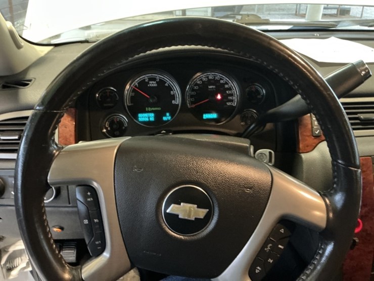 2013-chevrolet-tahoe-image-16